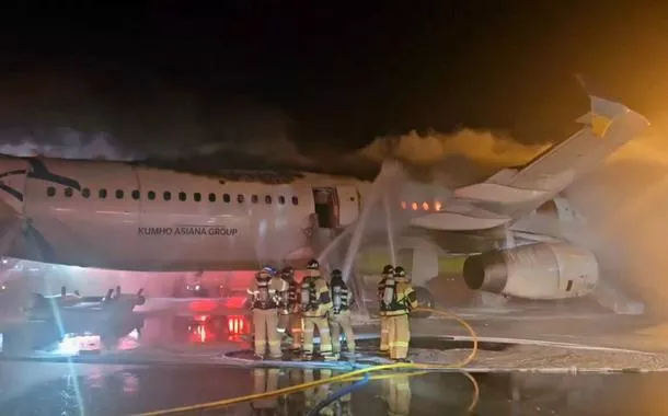 Bombeiros tentam apagar incêndio de avião da Air Busan no Aeroporto Internacional de Gimhae, em Busan, Coreia do Sul
