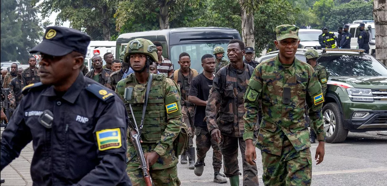 Forças de segurança de Ruanda escoltam soldados das Forças Armadas da República Democrática do Congo que se renderam na cidade congolesa de Goma - 27/01/2025