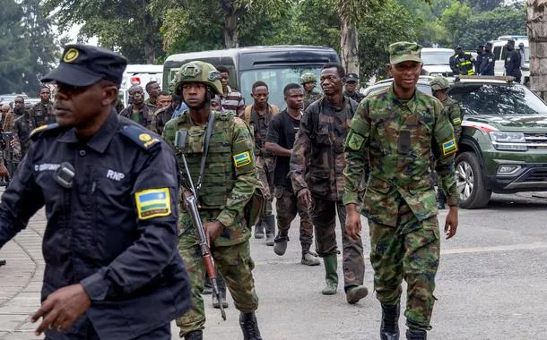 Forças de segurança de Ruanda escoltam soldados das Forças Armadas da República Democrática do Congo que se renderam na cidade congolesa de Goma - 27/01/2025