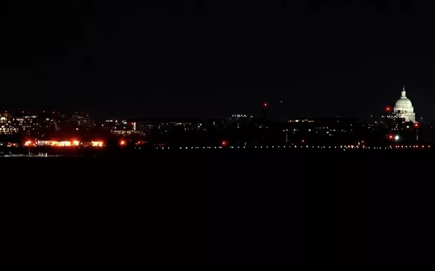 "Não sabemos se há sobreviventes": saiba tudo sobre o acidente com o avião da American Airlines e o helicóptero militar