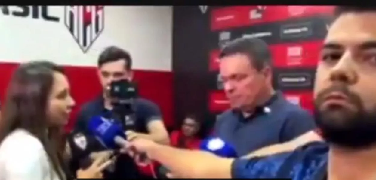 A repórter Nathália Freitas, da TV Globo e Rádio CBN, abandonou a entrevista coletiva do presidente do Atlético-GO