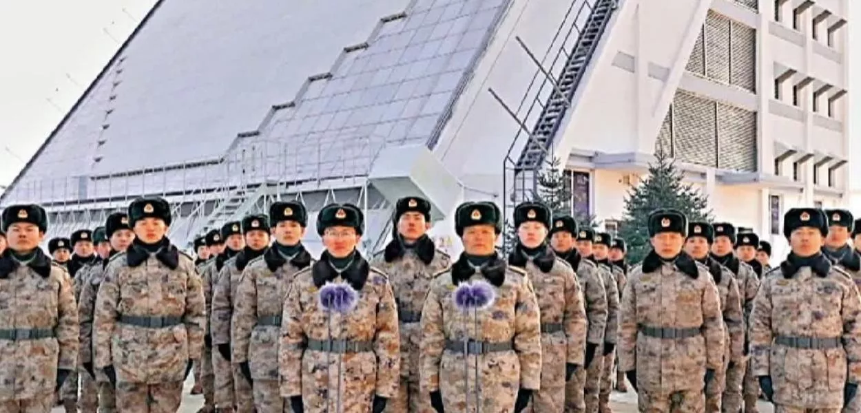 Membros da Força Aeroespacial do PLA, com a estação de radar de matriz faseada terrestre ao fundo, no vídeo enviado a Xi Jinping.