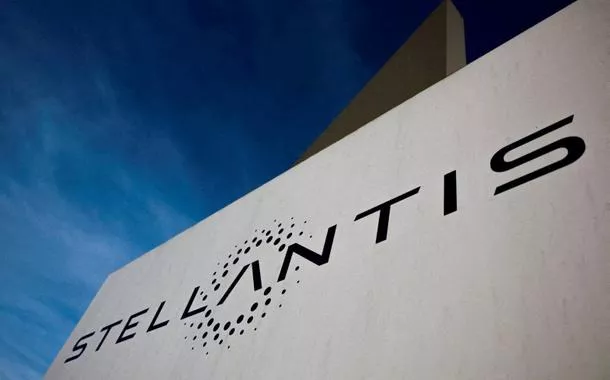 Logo da Stellantis em Velizy-Villacoublay, perto de Paris, França - 19/3/2024