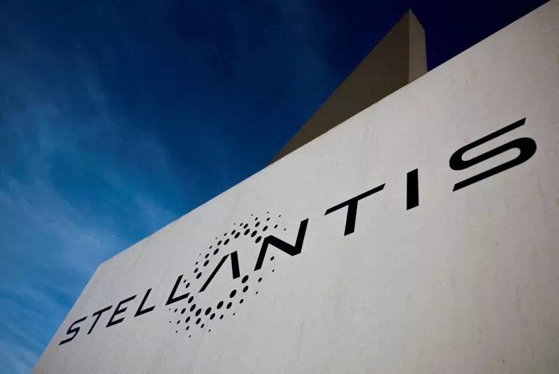 Logo da Stellantis em Velizy-Villacoublay, perto de Paris, França - 19/3/2024