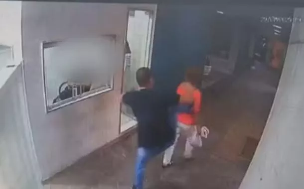 Câmera do prédio registrou a agressão
