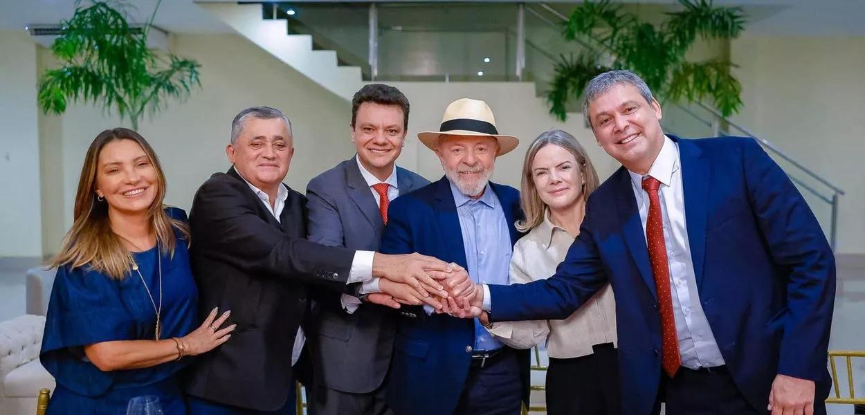 A primeira-dama Janja, os deputados José Guimarães, Odair Cunha, Gleisi Hoffmann e Lindbergh Farias e o presidente Lula