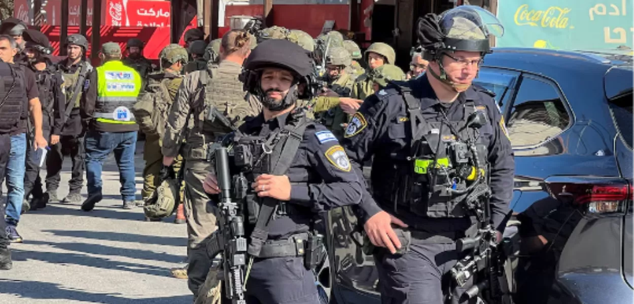 Pessoal de segurança e resgate israelense no local de um ataque a tiros contra um carro e um ônibus, onde pelo menos três israelenses foram mortos perto de Kedumim, na Cisjordânia ocupada por Israel