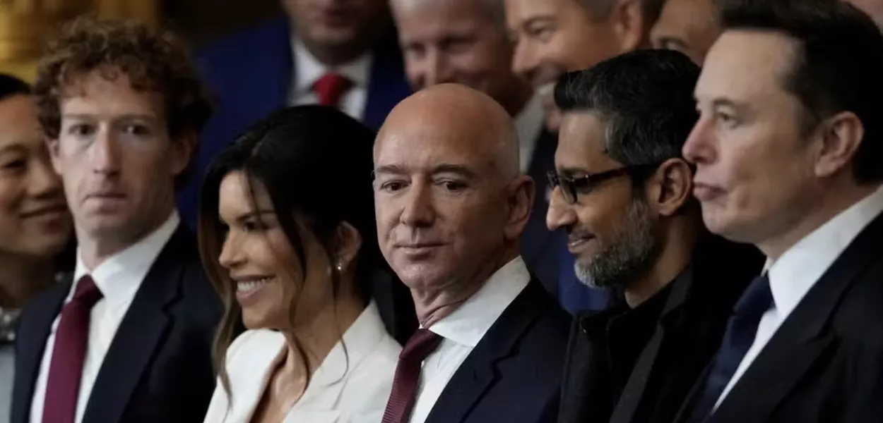 Os CEOs Mark Zuckerberg (Facebook), Jeff Bezos (Amazon), Sundar Pichai (Google) e Elon Musk (Tesla, SpaceX e X) na cerimônia de posse
