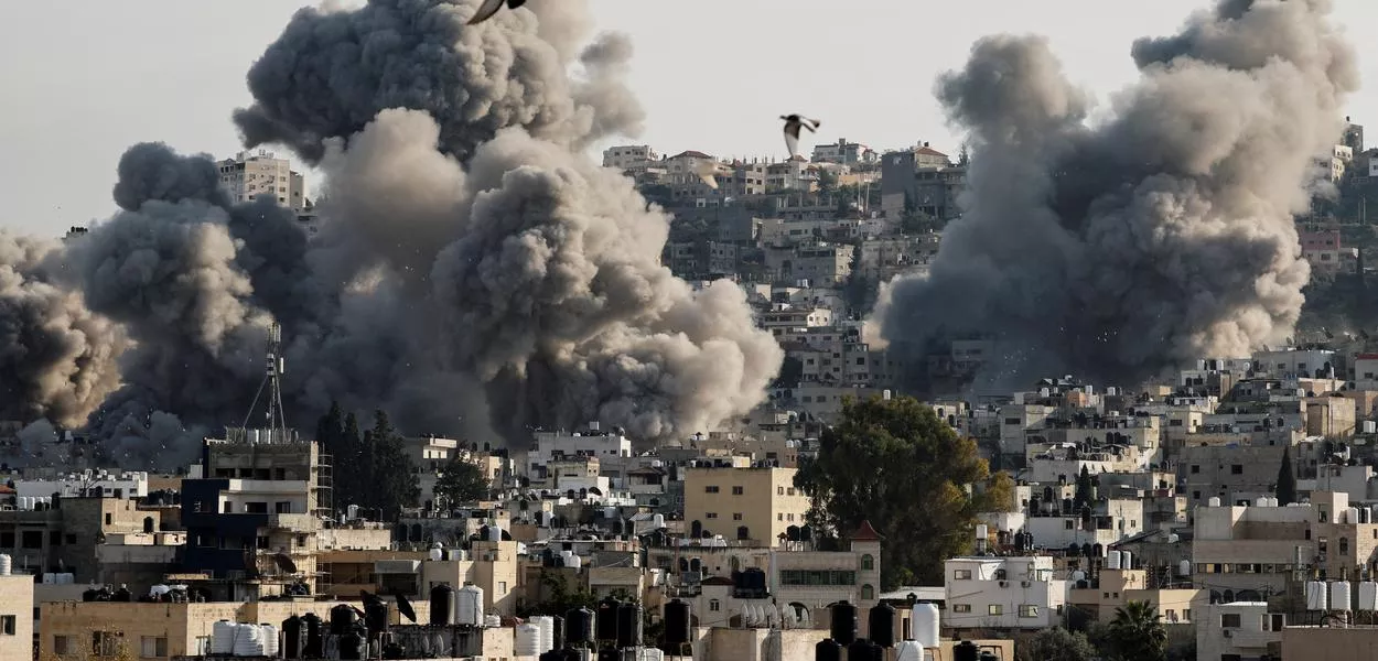 Fumaça sobe de prédios em Jenin após ataque israelense
02/02/2025
