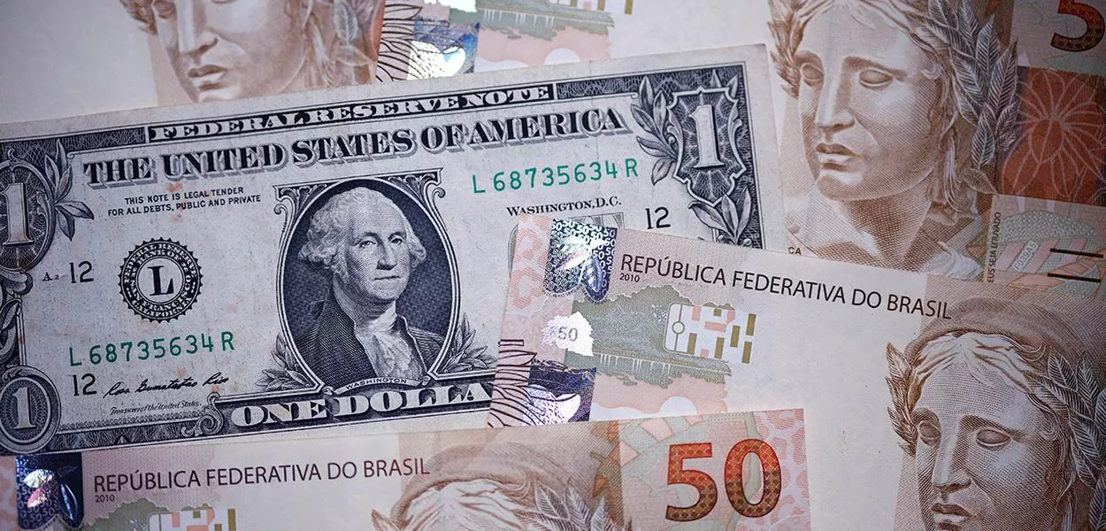 Notas de real e dólar
