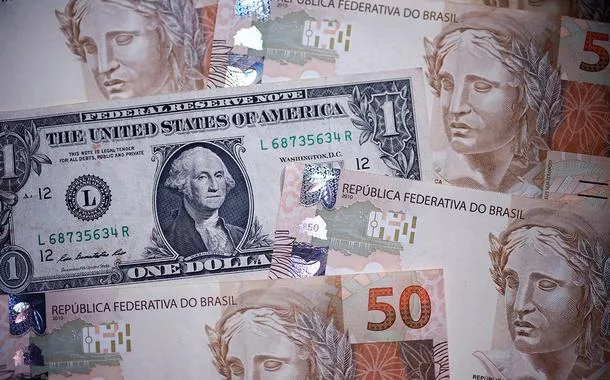 Notas de real e dólar
