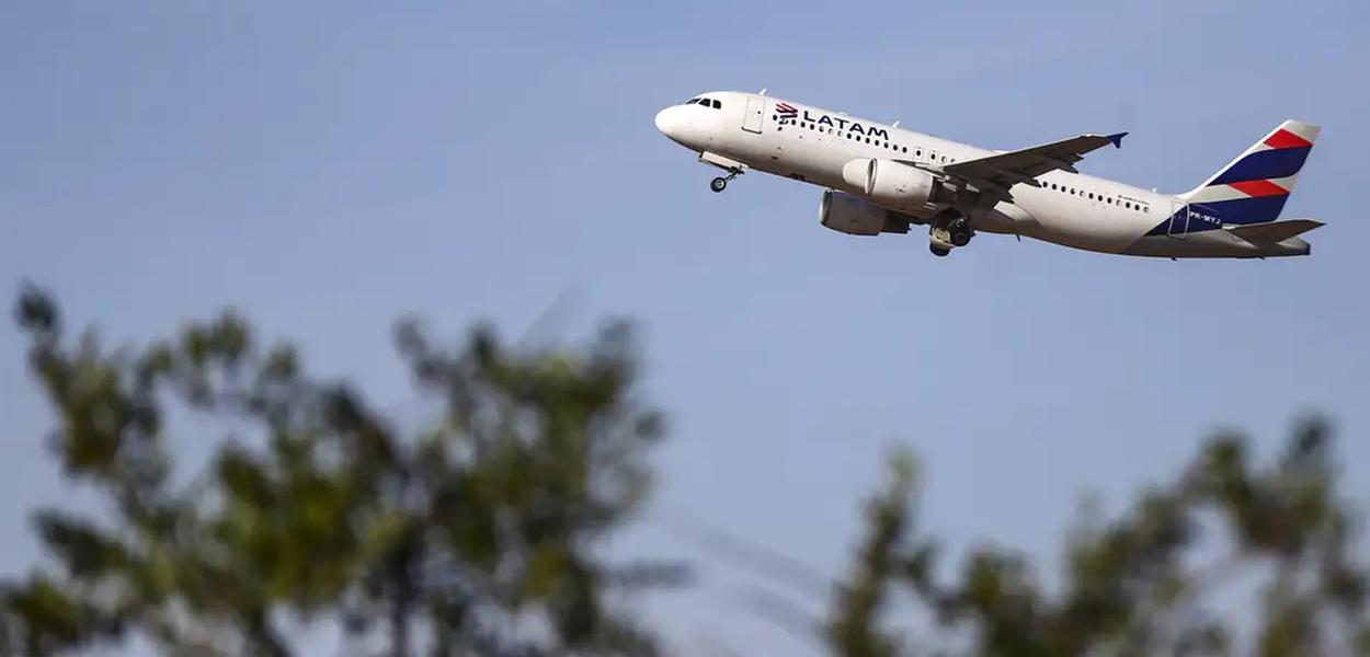 Governo avalia zerar imposto sobre querosene para conter alta das passagens aéreas