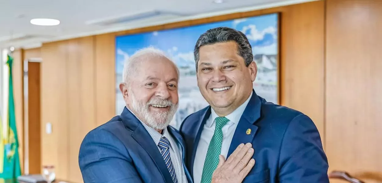 Lula (à esq.) e Davi Alcolumbre