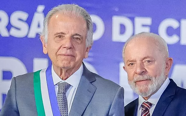 Múcio diz a Lula que fica no Ministério da Defesa por mais tempo