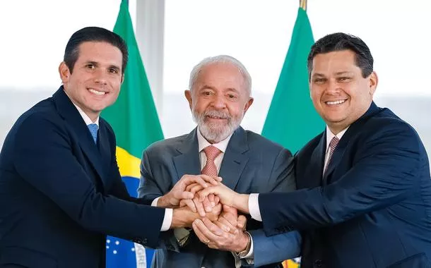 O presidente Lula entre Hugo Motta e Davi Alcolumbre