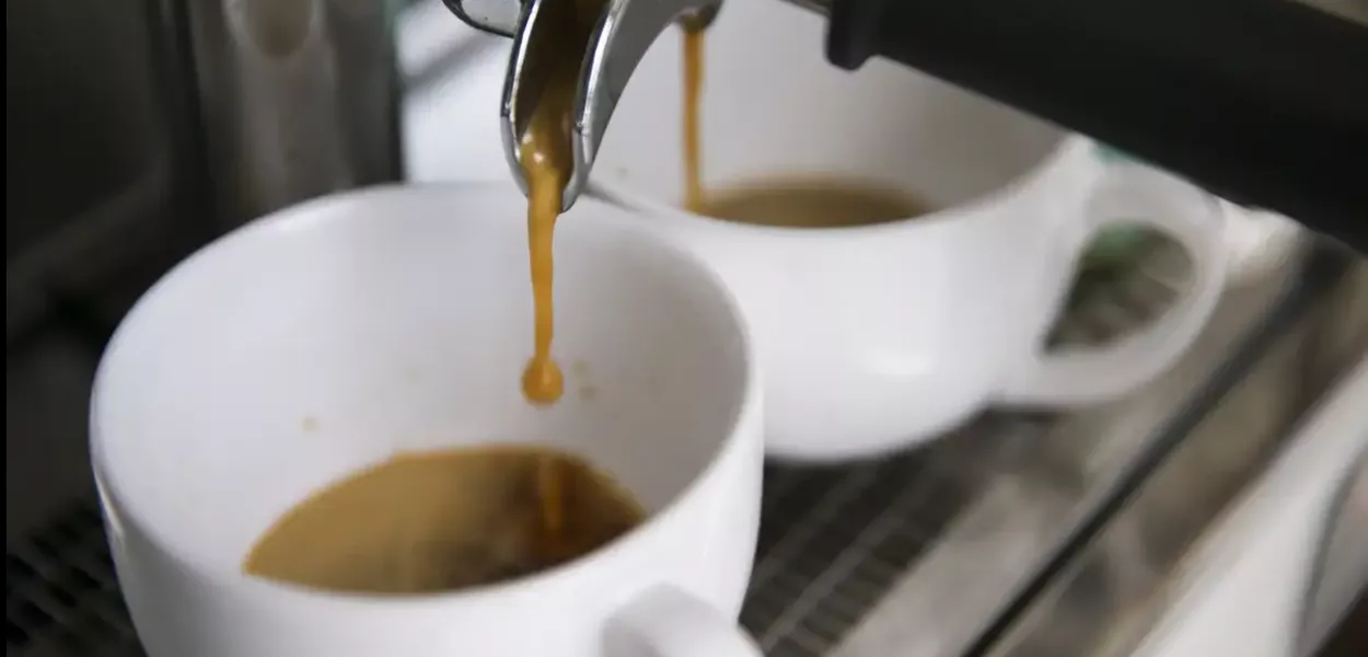 Anvisa proíbe três marcas de “café fake” por uso de matéria-prima contaminada; confira