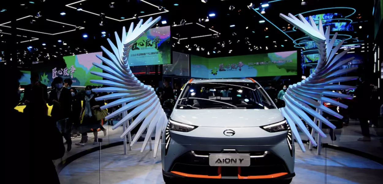 Carro da GAC Motors em salão automotivo