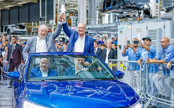 Lula e Geraldo Alckmin em visita à linha de produção da Volkswagen, em São Bernardo do Campo
