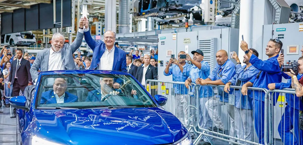 Lula e Geraldo Alckmin em visita à linha de produção da Volkswagen, em São Bernardo do Campo
