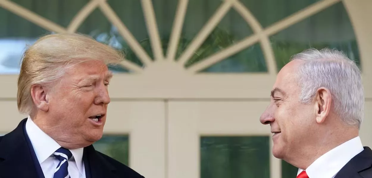 Donald Trump (à esq.) e Benjamin Netanyahu
