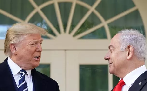 Donald Trump (à esq.) e Benjamin Netanyahu