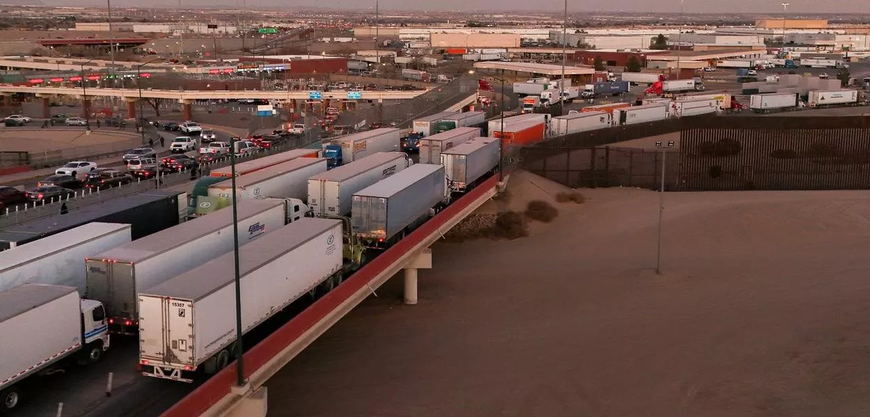 Caminhões esperam na fila em ponte de fronteira para cruzar para os EUA, em Ciudad Juarez, México
31/01/2025