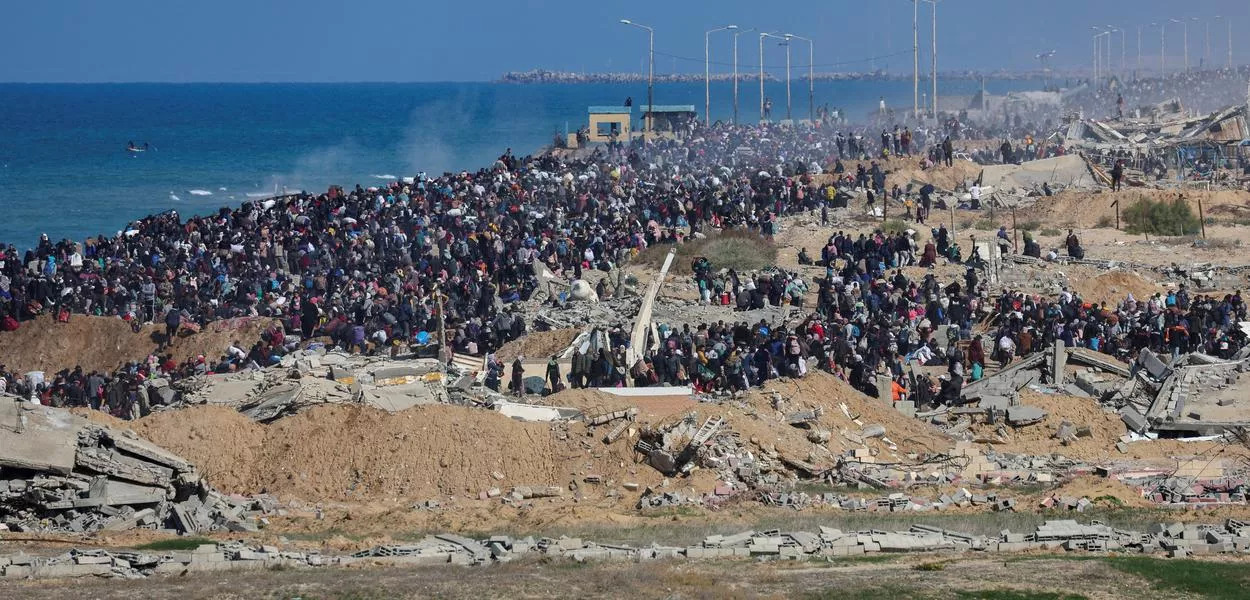 Palestinos deslocados voltam para Cidade de Gaza
