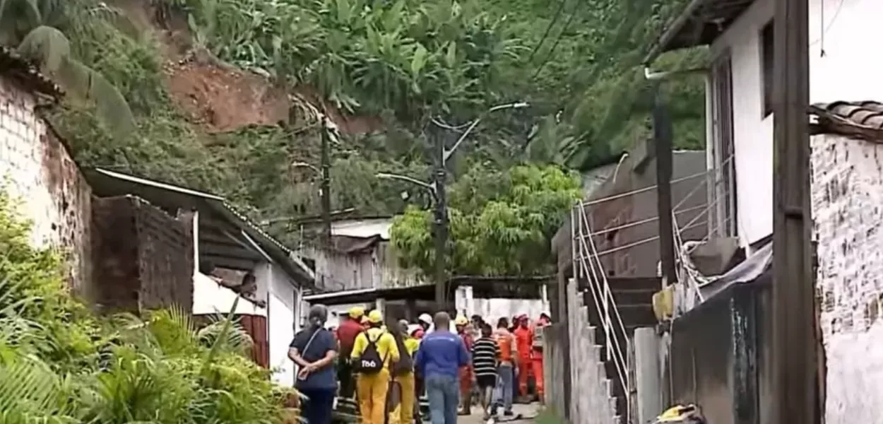 Chuvas no Recife: queda de barreira deixa mulher morta e filha desaparecida