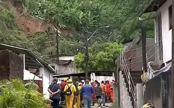 Deslizamento de barreira no Recife deixa uma pessoa morta e outra desaparecida