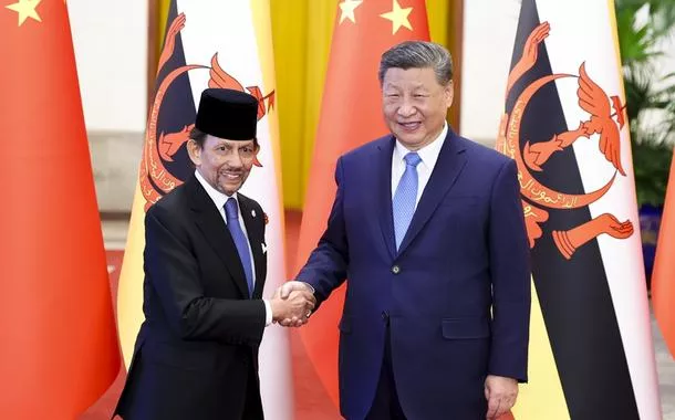 Xi Jinping conversa com sultão de Brunei