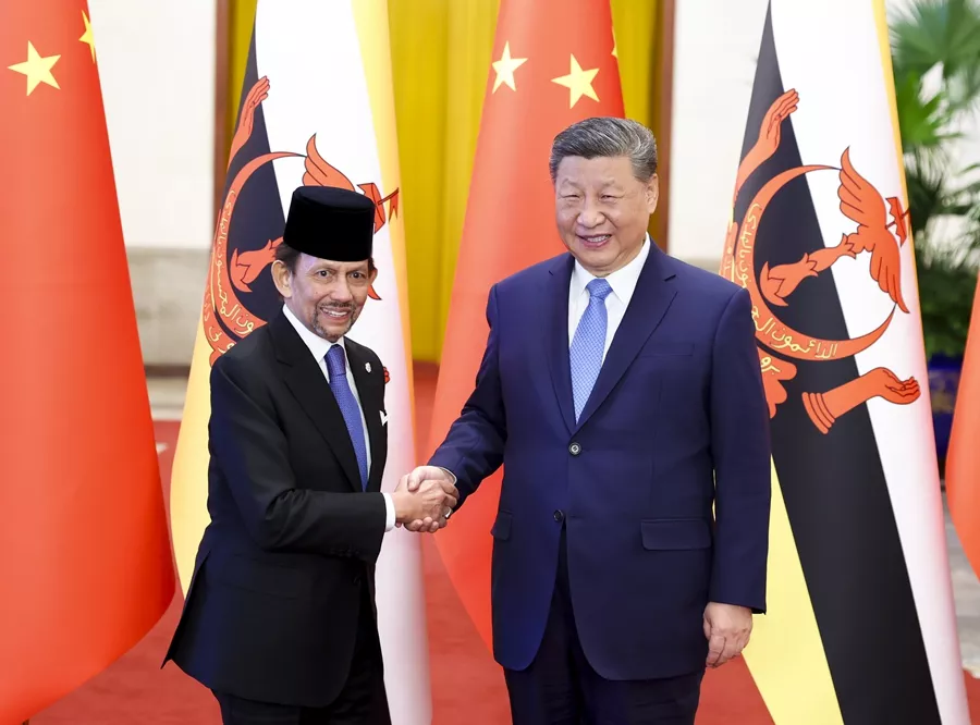 Xi Jinping conversa com sultão de Brunei