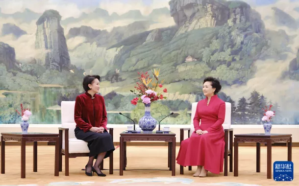 Peng Liyuan conversa durante chá com esposa do presidente do Quirguistão