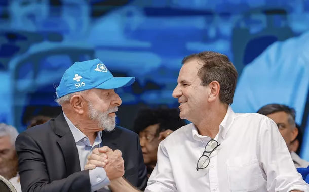 Ao lado de Eduardo Paes, Lula critica ausência de Cláudio Castro em evento no Rio