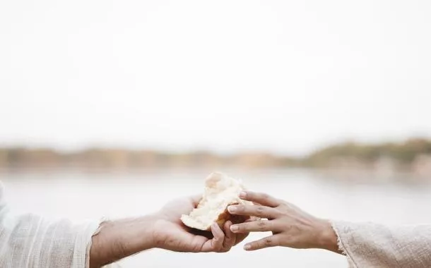 Cena bíblica de Jesus entregando pão