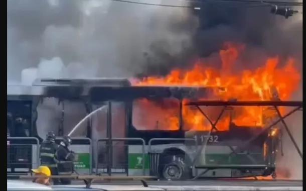 "Vi fogo e pessoas desesperadas", relata testemunha sobre queda de avião em São Paulo