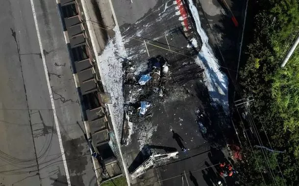 Avião cai em avenida de São Paulo e deixa dois mortos e seis feridos