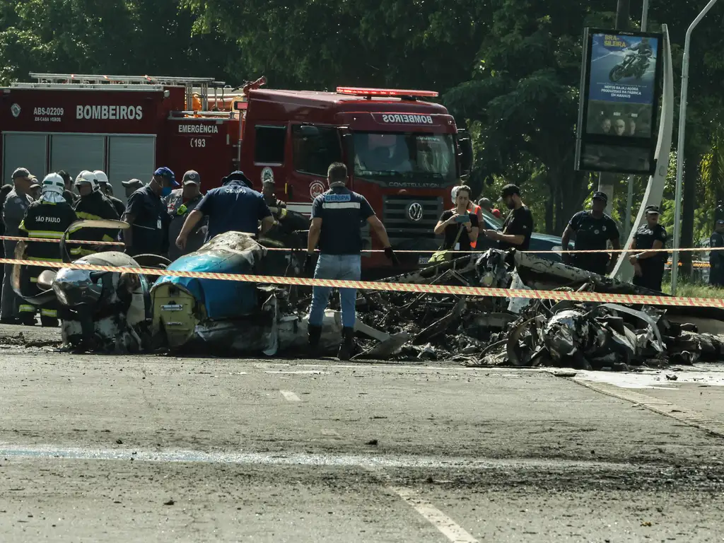 Acidente envolvendo um avião de pequeno porte que caiu na avenida Marquês de São Vicente, após decolar do Campo de Marte