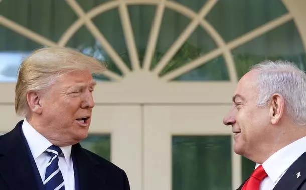 Donald Trump (à esq.) e Benjamin Netanyahu