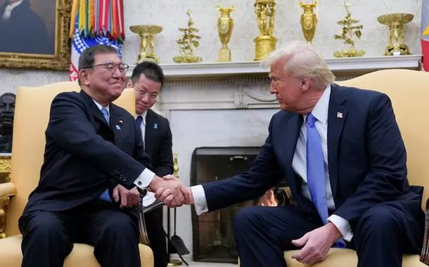 Shigeru Ishiba (à esq.) e Donald Trump