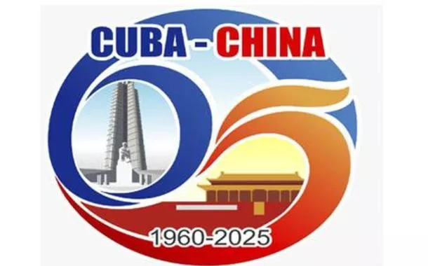 Logomarca comemortativa dos 65 anos dos laços diplomáticos Cuba-China. Os dois países socialistas mantêm excelentes relações
