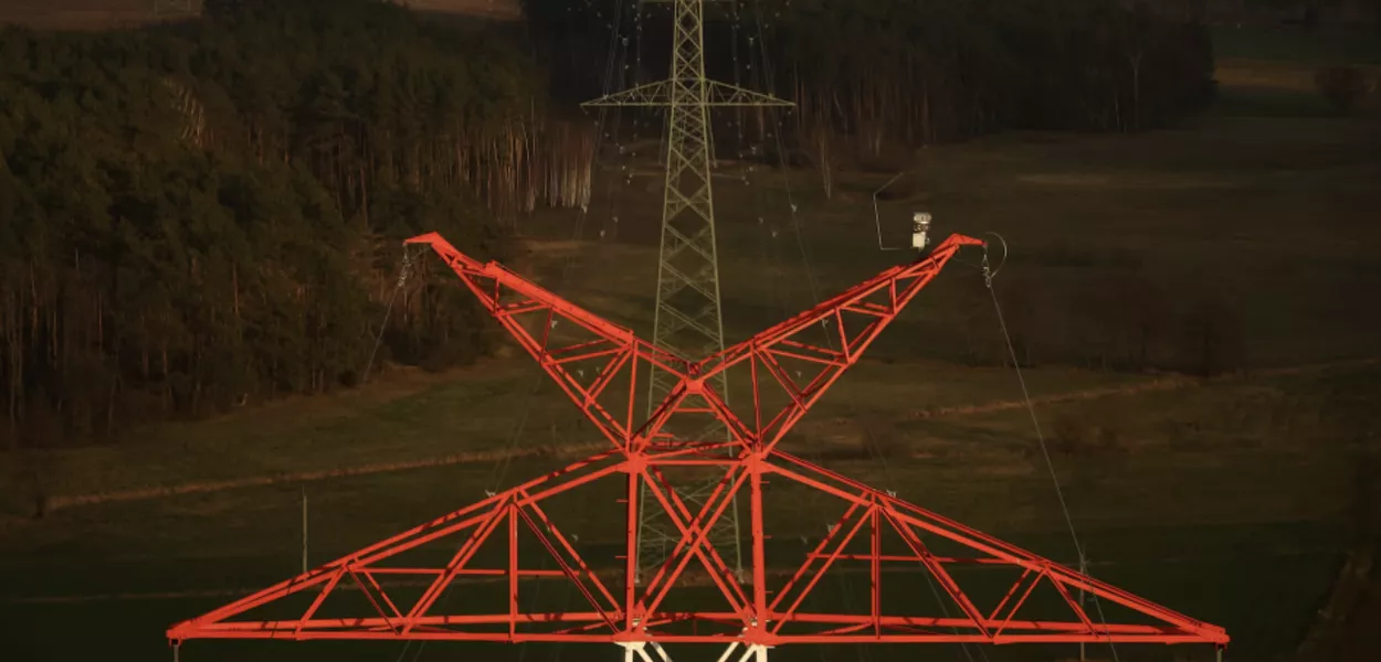 Linhas de energia da operadora de sistema de transmissão polonesa PSE (Polskie Sieci Energetyczne) são vistas perto de Lomza, Polônia, 6 de fevereiro de 2025
