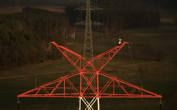Linhas de energia da operadora de sistema de transmissão polonesa PSE (Polskie Sieci Energetyczne) são vistas perto de Lomza, Polônia, 6 de fevereiro de 2025