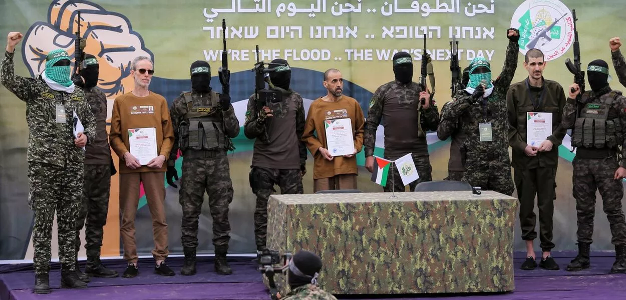 Hamas exibe reféns israelenses libertados, em Deir Al-Balah, na Faixa de Gaza - 08/02/2025