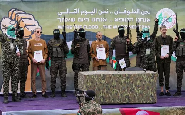 Hamas exibe reféns israelenses libertados, em Deir Al-Balah, na Faixa de Gaza - 08/02/2025