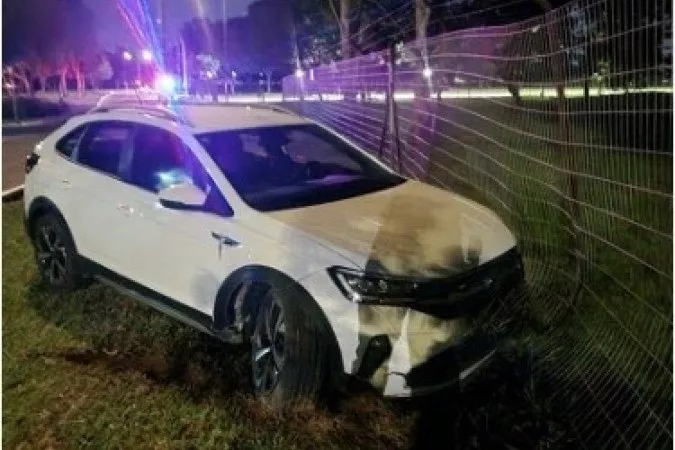 Jovem colidiu carro contra a cerca do Palácio do Jaburu