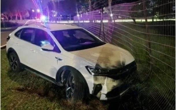 Motorista embriagada bate carro na cerca da residência de Alckmin