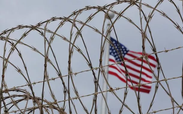 Trump ignora ordem judicial e deporta venezuelanos com base em lei do século 18