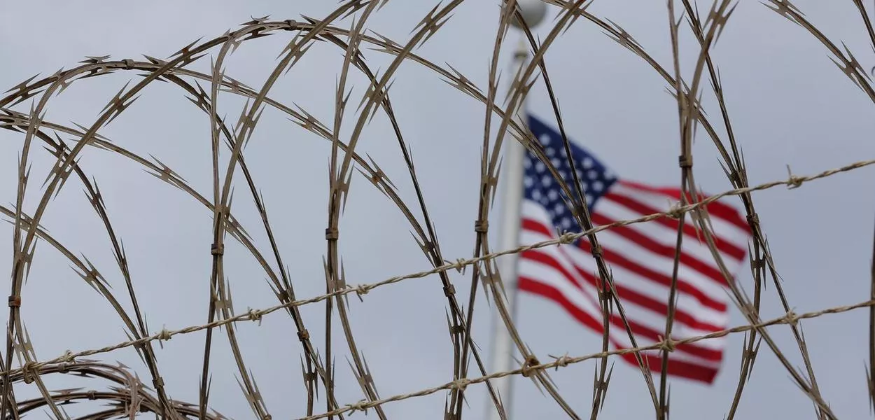 Bandeira dos Estados Unidos hasteada na Base Naval dos EUA na Baía de Guantánamo, Cuba. Sob Trump, EUA planejam enviar voos diários com imigrantes irregulares para o local, conhecido por aplicar punições severas, inclusive violando dos direitos humanos