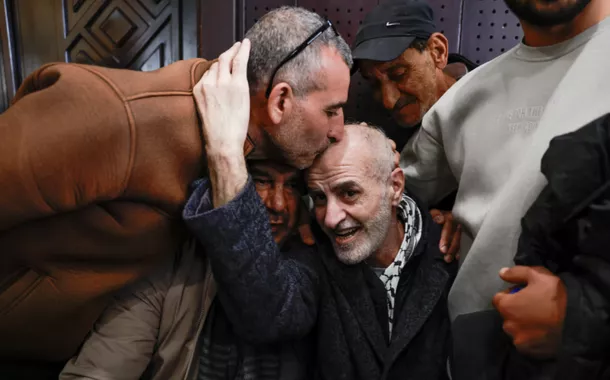 Palestino libertado de uma prisão israelense como parte de uma troca de prisioneiros e de um acordo de cessar-fogo em Gaza entre o Hamas e Israel, em Ramallah, na Cisjordânia ocupada por Israel, 8 de fevereiro de 2025