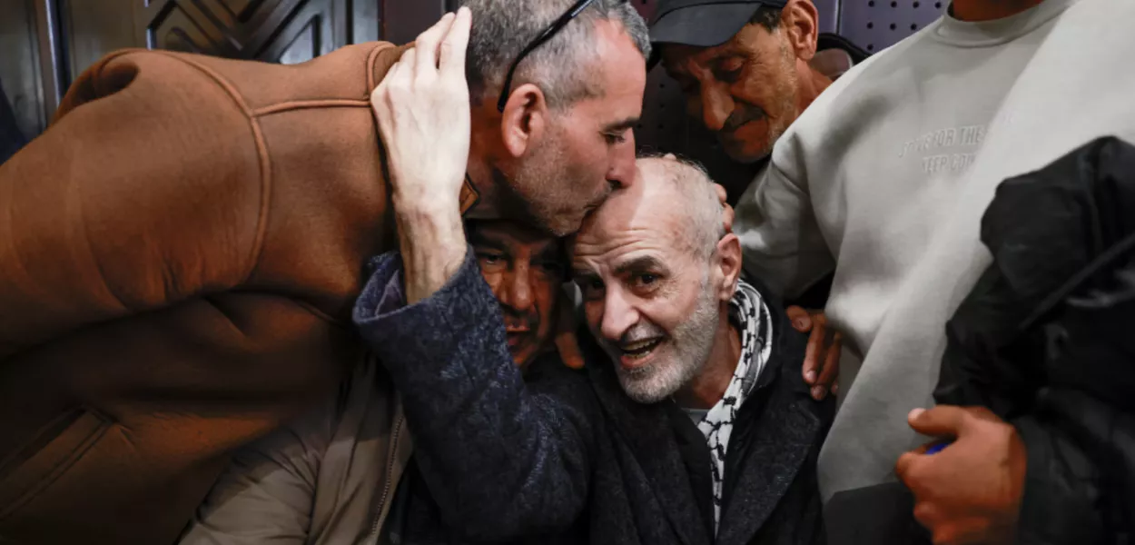 Palestino libertado de uma prisão israelense como parte de uma troca de prisioneiros e de um acordo de cessar-fogo em Gaza entre o Hamas e Israel, em Ramallah, na Cisjordânia ocupada por Israel, 8 de fevereiro de 2025